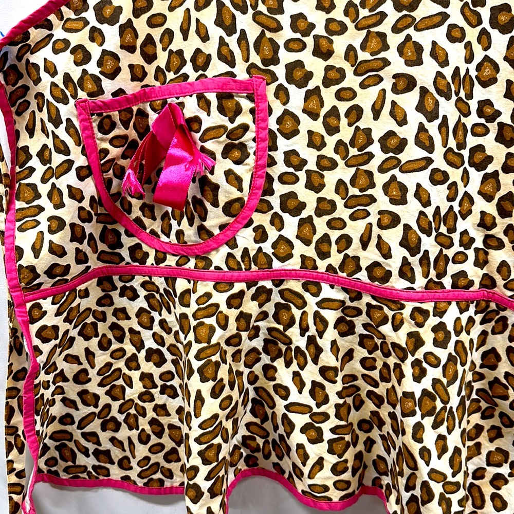 Kitchen Apron Boston Color Collection Leopard Print with Pink Trim - Picture 4 of 6